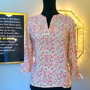 3/$25 💐 UNKNOWN | Ditsy Floral Blouse with Tie Sleeve Closure